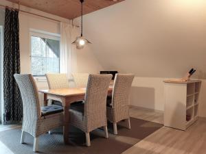 een eetkamer met een houten tafel en stoelen bij Fewo Stricker 32 in Walkenried