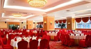 昆明市にあるKunming Greenlake View Hotelの赤い椅子とテーブルが備わる宴会場