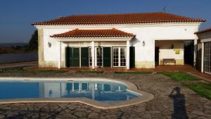 dom z basenem przed nim w obiekcie Casa do Cabeço w mieście Benedita