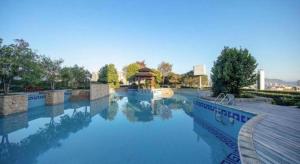Bazén v ubytování Xiangsheng Century Hotel Zhuji nebo v jeho okolí
