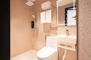 Ένα μπάνιο στο A Hotel Farrer Park - Newly Renovated