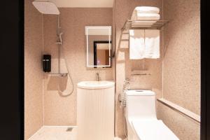 Koupelna v ubytování Hotel 165 - Newly Renovated