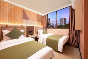 Ένα ή περισσότερα κρεβάτια σε δωμάτιο στο A Hotel Farrer Park - Newly Renovated