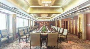 een lange vergaderruimte met een lange tafel en stoelen bij Jincheng Pacific Hotel in Jingcheng +269 foto's