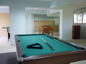 Biliár nebo kulečník v ubytování Anatoli Beach Hotel