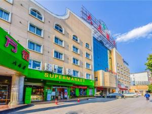 een gebouw op een straat in een stad bij Dali Dayu Hotel in Dali
