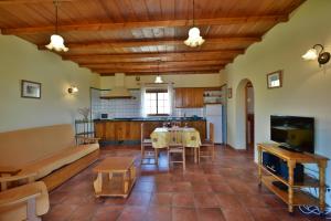 a living room with a table and a kitchen at Casas Rurales Tola in El Paso