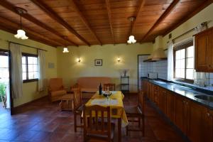 Kuchyň nebo kuchyňský kout v ubytování Casas Rurales Tola