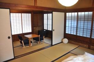 Yuasaにあるいさりのテーブルと椅子と窓のある部屋