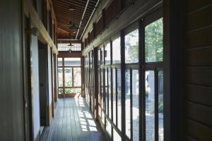 Yuasaにあるいさりの窓のある家の空廊