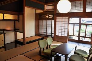 Yuasaにあるいさりの椅子とテーブル、窓が備わる客室です。