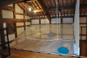 Yuasaにあるいさりの大きな鳥かごの内部