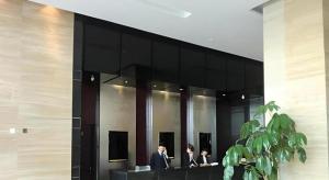 a group of people sitting in a building at Quanzhou Jinjiang Hollyston Hotel in Jinjiang