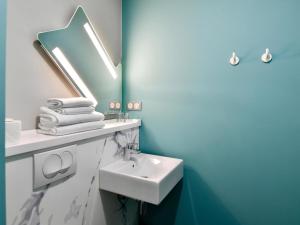 Un baño con un lavabo blanco y un espejo. en ibis budget Saint Nazaire Centre Gare, en Saint-Nazaire 54 fotos más