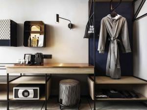 Φωτογραφία από το άλμπουμ του TRIBE Phnom Penh Post Office στην Πνομ Πενχ