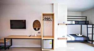 チェンライにあるSabai @ Chiang Raiの机と二段ベッドのある寝室