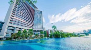 een groot gebouw naast een groot waterlichaam bij Enping Yucca Hotel in Enping