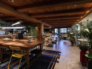 コルマールにあるGreet Hotel Colmarの木製のテーブルと椅子のあるダイニングルーム