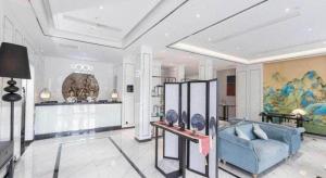 een woonkamer met een blauwe bank en een tafel bij Xana Hotelle Xi'an GONG IP South Gate of Zhonglou in Xi'an