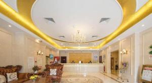 a large lobby with a large ceiling with a chandelier at Vienna Shanghai Chongming Changxing Island in Dongxing