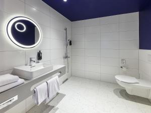 ミュンヘンにあるibis Styles Muenchen Perlachの洗面台とトイレを備えた白いバスルーム +76枚の写真