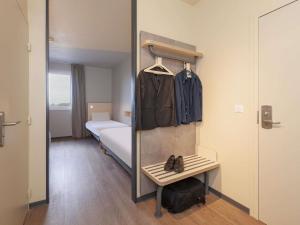 a room with a mirror and a bed and a mirror at Hotel ibis Mont De Marsan in Mont-de-Marsan +48 photos