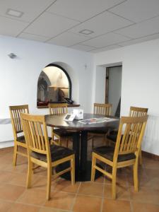 ein Esszimmer mit einem Tisch und 4 Stühlen in der Unterkunft Osteria Del Centro in Brusio