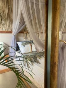 Ένα ή περισσότερα κρεβάτια σε δωμάτιο στο Emelios Lodge