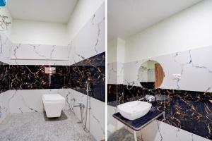 Un baño con un inodoro, un lavabo y un espejo. en Townhouse Oak Prayagraj Allahabad University - Railway Junction Formerly Ballians, en Prayagraj