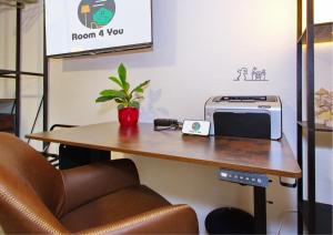 a room with a table with a computer on it at Suite nähe Klinik, Theme, Parkplatz in Bad Lippspringe