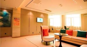 a living room with a couch and a table at City Comfort Inn Xianning Tongcheng Zhuangyuan Square in Tongcheng