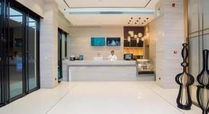 een restaurant met twee mensen aan een balie bij City Comfort Inn Hechi Tian'E Bus Terminal in Nandan