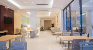 TV a/nebo společenská místnost v ubytování City Comfort Inn Liuzhou High-speed Railway Station