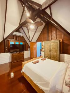 a bedroom with a white bed and a wooden ceiling at Baan Zen - 6 PAX Waterfront Retreat - 200 mt from the beach in Ban Map Khangkhao