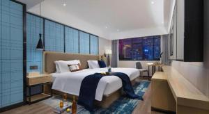 MishaziにあるEcharm Hotel Changchun Jiutai District Government Railway Stationの大きなベッドと大きな窓のある寝室 +205枚の写真