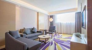 a living room with a couch and a table at Lavande Hotels· Suizhou Wenfeng in Suizhou
