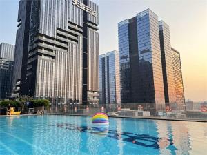 Πισίνα στο ή κοντά στο Dabaizhijia Executive Apartment Bantian Huawei Branch