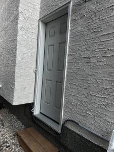 una puerta en el lateral de un edificio en Delly place, en Winnipeg