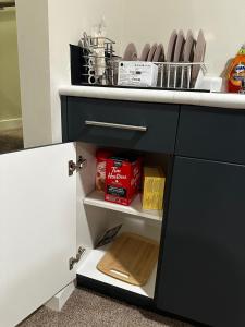 Un armario de cocina con un cajón lleno de comida. en Delly place, en Winnipeg