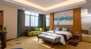 een grote slaapkamer met een groot bed en een bank bij Ramada by Wyndham Taixing in Taixing +66 foto's