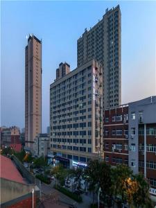 een uitzicht op een stad met hoge gebouwen bij Echarm Hotel Wuhan Huangpi Xiangyang Avenue in Wuhan