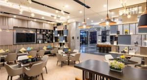 ein Restaurant mit Tischen und Stühlen in einem Raum in der Unterkunft Echarm Hotel Guilin Railway Station the MixC in Guilin