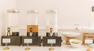 una habitación con una mesa con un montón de velas en City Comfort Inn Foshan Sanshui Datang, en Xingrenbi 104 fotos más