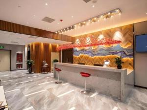 een lobby van een hotel met een receptie bij Shell Hotel Tai'an Feicheng Longshan Road in Muzhuang