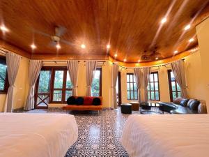 En eller flere senge i et værelse på Mai Chau Boutique Homestay