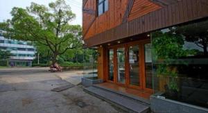 een gebouw met glazen ramen aan de zijkant bij Shell Hotel Shanghai Minhang District Wenjing Road Metro Station in Shanghai