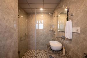 Ένα μπάνιο στο BedChambers Aparthotels Near Medicity, Gurgaon +27 φωτογραφίες