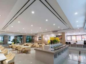 a large dining room with tables and chairs at GreenTree Alliance Hotel Chengdu Dujiangyan Sands Bird's Nest in Dujiangyan