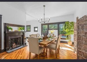 Posezení v ubytování Gorgeous and spacious Thomasville Downtown home