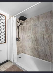 Koupelna v ubytování Gorgeous and spacious Thomasville Downtown home